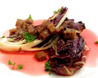 Gebratener Radicchio mit Knoblauchcroutons und Grenadine-Zitronen-Dressing