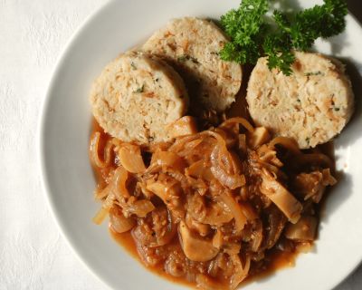 Szegediner Pilztopf mit Serviettenknödel