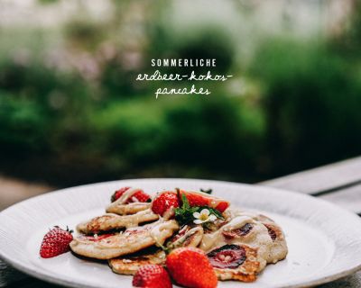 Sommerliche Erdbeer-Kokos-Pancakes mit erfrischender Zitronencreme