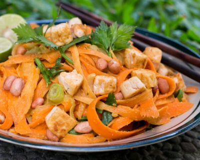 Vegane Gemüsenudeln aus Karotten mit Erdnussdressing