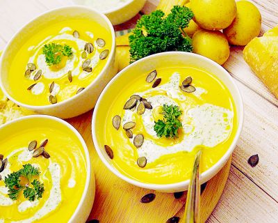 Kartoffel-Kürbiscreme-Suppe mit Sauerrahm