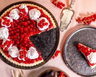 Einfacher Johannisbeerkuchen mit Biskuit und Tortenguss – vegan