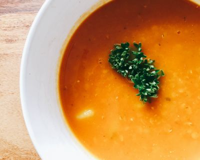 Vegane Möhrensuppe mit roten Linsen und angebratenen Kartoffeln