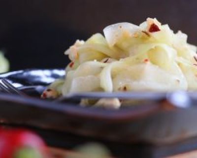 Gurkensalat mit gerösteten Cashews