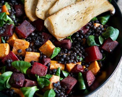 Salat mit Süßkartoffel, Rote Bete, Linsen und gebratenen Kräuterseitlingen