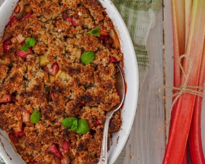 Rhababer Crumble mit Haferflocken und Nüssen