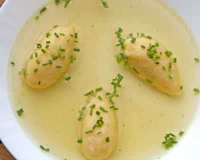 Vegane Grießnockerlsuppe – Grießklöße