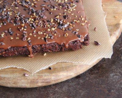 Schoko-Oatmeal-Brownie mit Dattelsirup-Guss und ein Bloggeburtstag