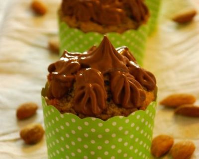 Nuss-Cupcakes mit Cashew-Schoko-Frosting