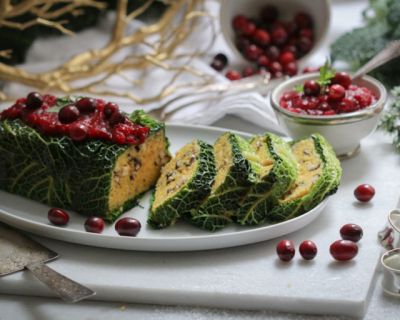 Pilzpolenta im Wirsingmantel mit Cranberry-Chutney