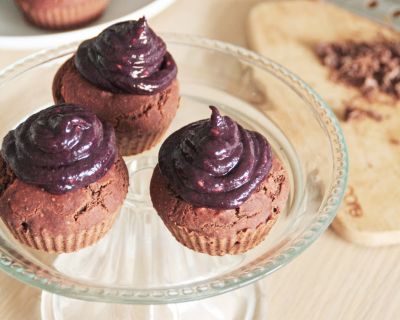 Zuckerfreie Schoko-Cupcakes mit Brombeercreme