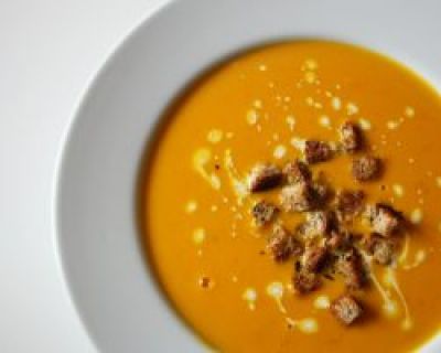 Kürbis-Kokos Suppe mit selbstgemachten Croutons
