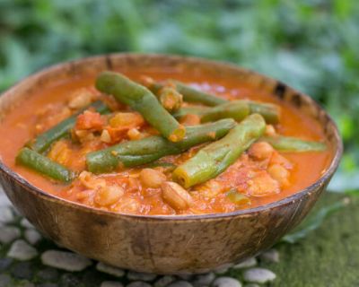 Einfaches veganes Curry Rezept mit Bohnen und Erdnüssen