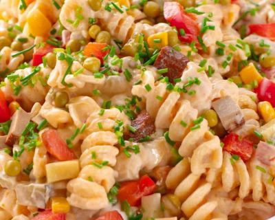 Veganer Nudelsalat mit Mayo, Räuchertofu, Erbsen und Mais