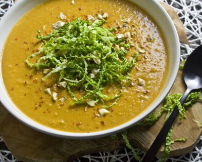 Würzige Wirsing-Erdnuss-Suppe