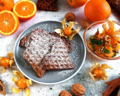 Schokoladenwaffeln mit Orangensalat