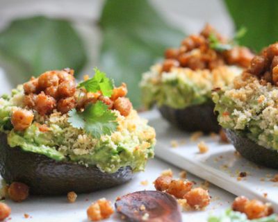 Gefüllte Ofen-Avocado mit gerösteten Kichererbsen