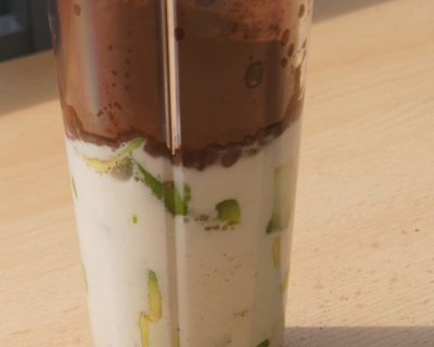 Schokoladen-Mousse mit karamellisierten Haselnüssen