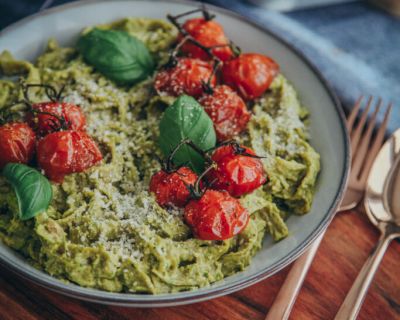 Spinat Tagliatelle mit cremige Soße aus Avocado und Basilikum