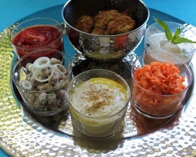 Platte mit orientalischen Vorspeisen (Mezze)