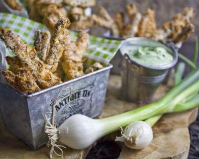 Gebackene Zucchini-Sticks mit Frühlingszwiebel-Dip