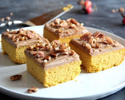 Glutenfreie Kürbisschnitten mit Zimt-Dattel-Guss