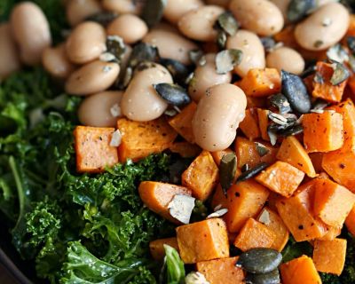 Grünkohlsalat mit gebackener Süßkartoffel und weißen Riesenbohnen