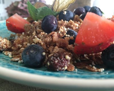 Selbstgemachtes Knuspermüsli mit Kokosnussjoghurt