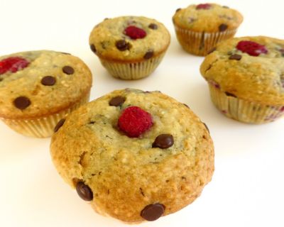 HIMBEER-MANDEL-MUFFINS MIT SCHOKOTROPFEN
