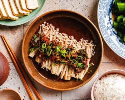 Enoki-Pilze mit schneller Knoblauchsauce