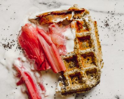 Vegane Mohnwaffeln mit Rhabarber und Joghurt [zuckerfrei, glutenfrei, regional, saisonal]