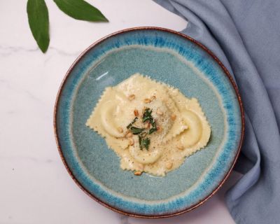 Vegane Ravioli mit Frischkäse-Salbeifüllung