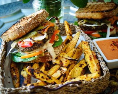 Vegan loaded Burger mit Kockbananen-Fries und schneller Cocktailsauce 