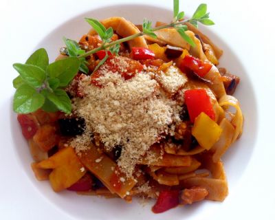 Vollkornpasta mit Auberginen-Paprika-Soße