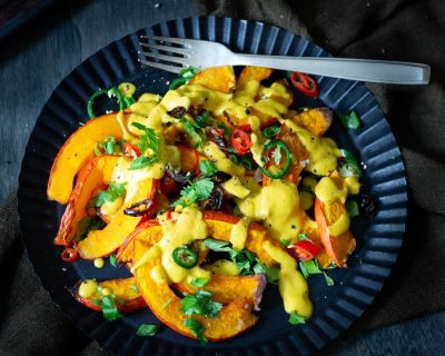 Low Carb Kürbisfries mit würziger Käsesauce und Jalapeños / low-carb pumpkin fries with savory vegan cheese sauce and jalapeños