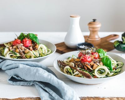 Zoodles mit Linsenbolognese & Ofentomaten