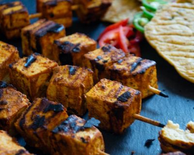 Tandoori Tofu mit würzigen Naan-Broten aus Kochbananen