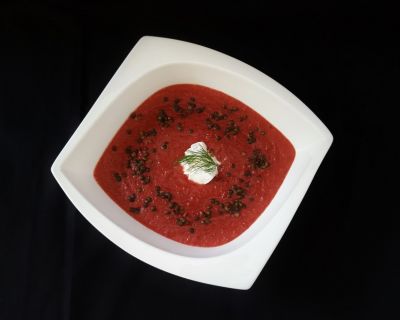 ROTE BETE SUPPE MIT BELUGA LINSEN