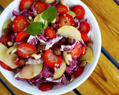 Radicchio-Salat mit Apfel, Erdbeeren, Nüssen & Walsnuss-Ingwer-Zitronendressing