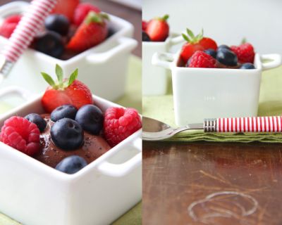 Avocado-Schoko-Creme mit Sommerbeeren