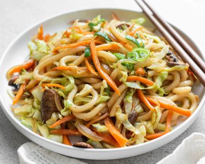 Gebratene Udon-Nudeln mit Gemüse (Yaki Udon)