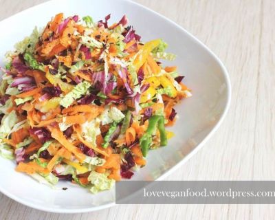 Crunchy-Salad mit scharfem Dressing