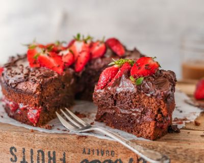 Saftiger veganer Protein Schokokuchen mit Erdbeeren