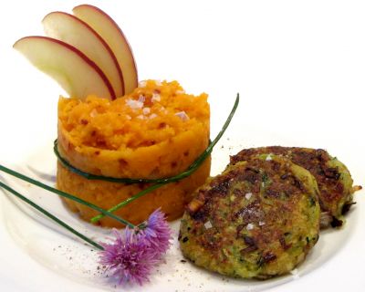 Zucchini-Lauch-Bratlinge an Süßkartoffel-Apfel-Stampf