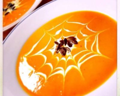 Kürbis-Suppe mit Curry und frischem Ingwer