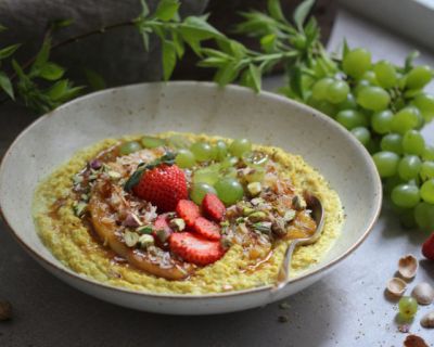 Goldene Milch-Porridge mit gebratener Kokos-Banane