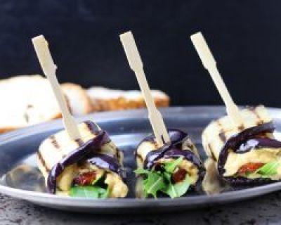 Auberginenröllchen mit Hummus und getrockneten Tomaten
