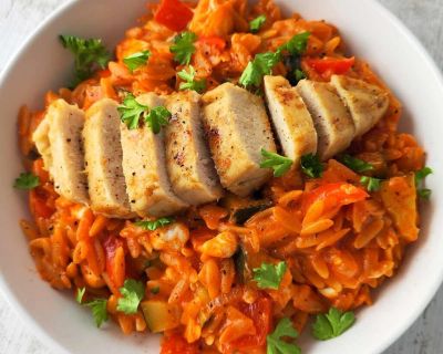 Orzo-Pfanne mit veganem Zitronenhähnchen