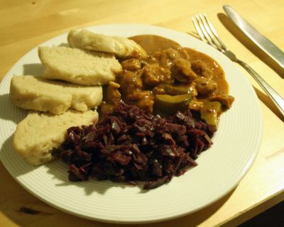 Böhmische Knödel mit Gulasch