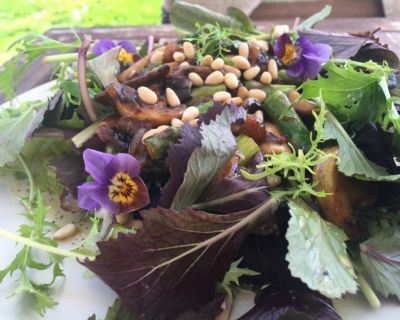 Asia-Blütenmix-Salat mit Chili-Champignons und grünem Spargel